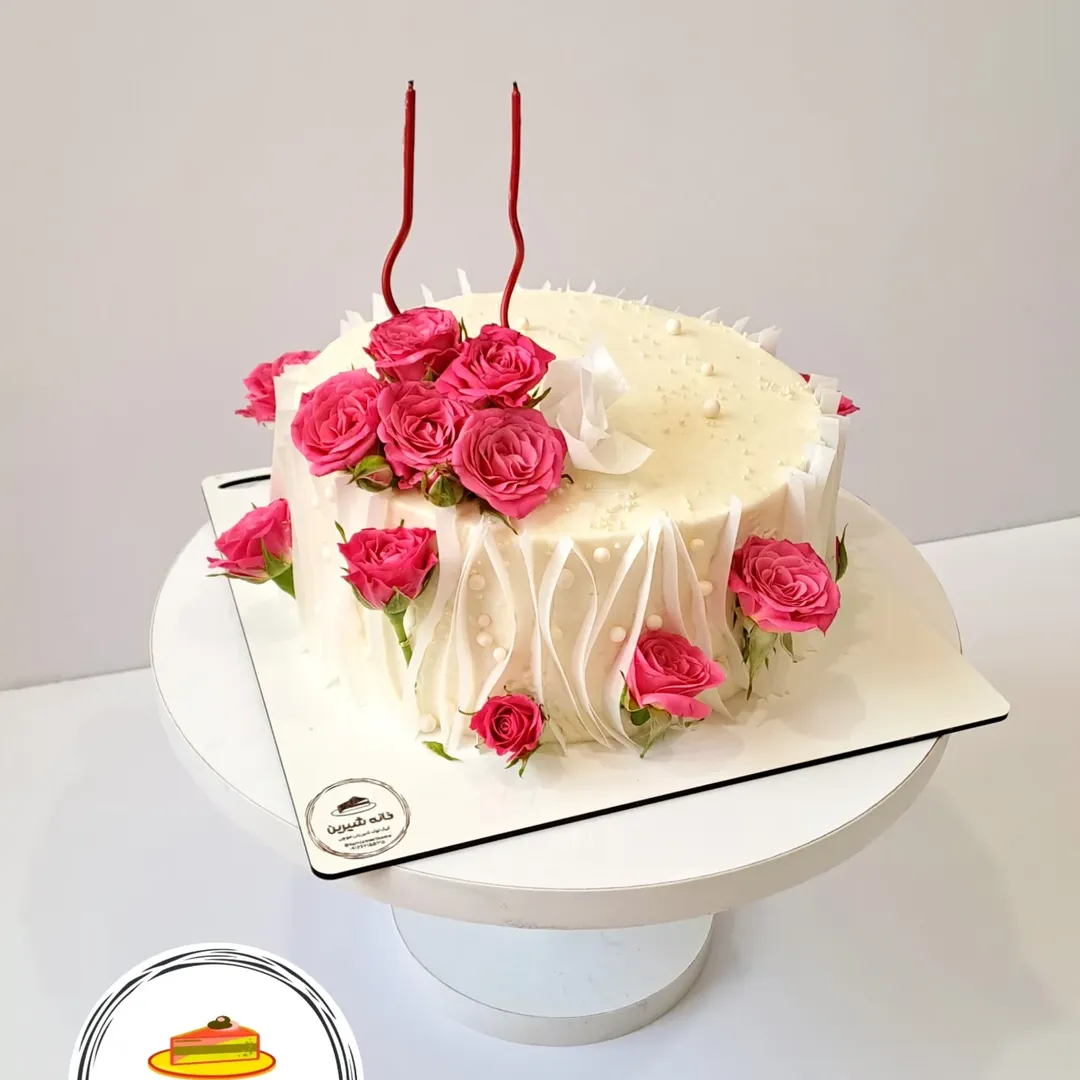 کیک تولد با گل طبیعی و کاغذ خوراکی